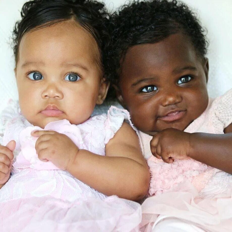Страна мулатов. Дети с разным цветом кожи. Близняшки с разным цветом кожи. Красивый Смуглый ребенок. Двойняшки с разным цветом кожи.