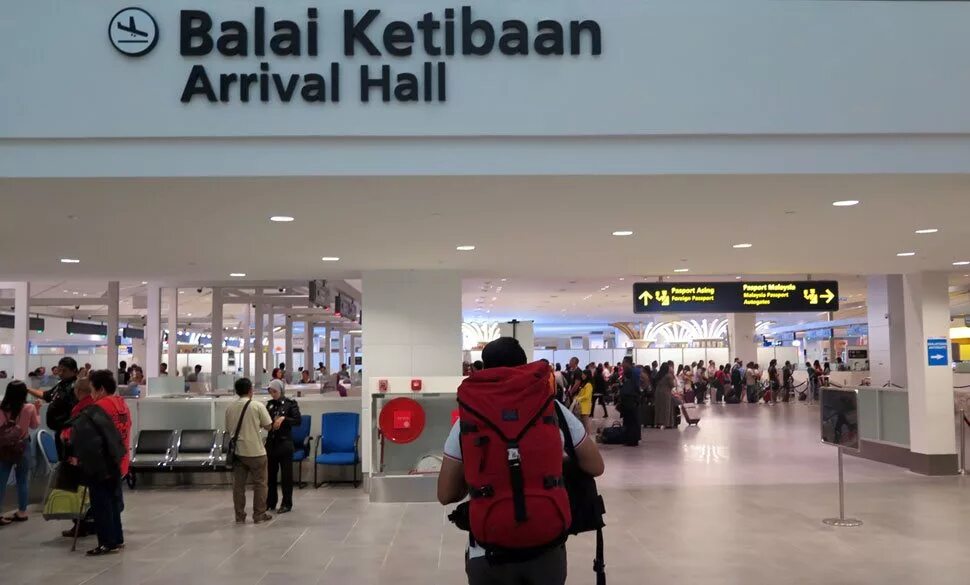 Arrive airport. Arrivals hall. arrival airport. arrival hall airport. arrival офис.