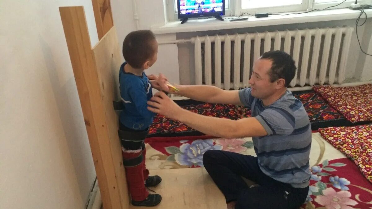 Отец воспитывает сына инвалида. Отец одиночка.