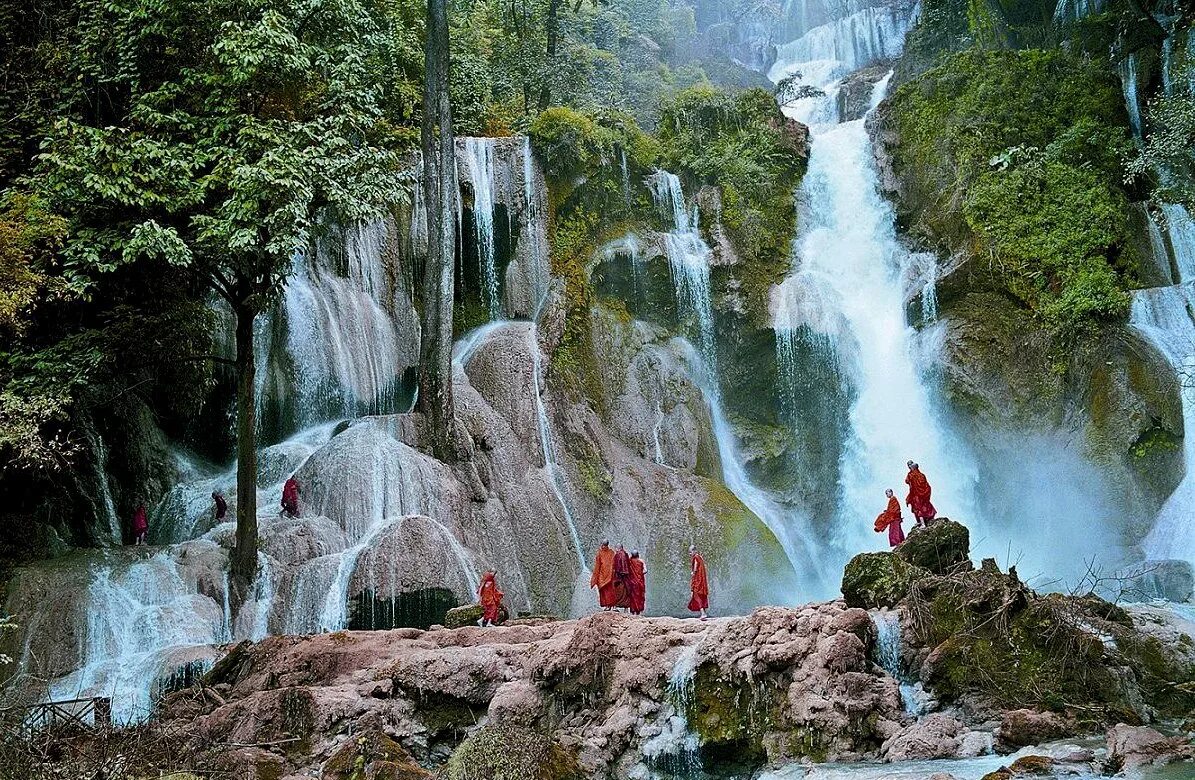 Тысяча водопадов. Водопад Луанг Прабанг. Водопад тат Куанг си. Водопад Лаос Луангпхабанг. Куанг си Лаос.