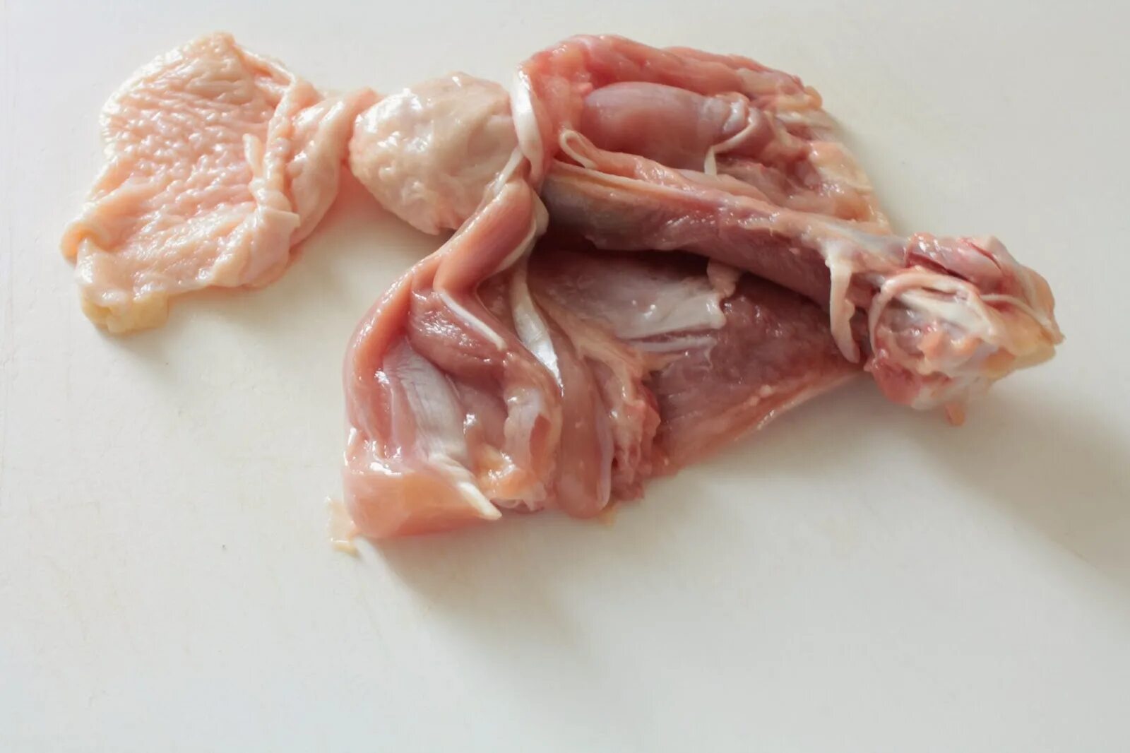 Кости в куриных ножках. Бедро курицы отделенное от кости. Как отделить бедро курицы от кости. Куриная смесь мяса.