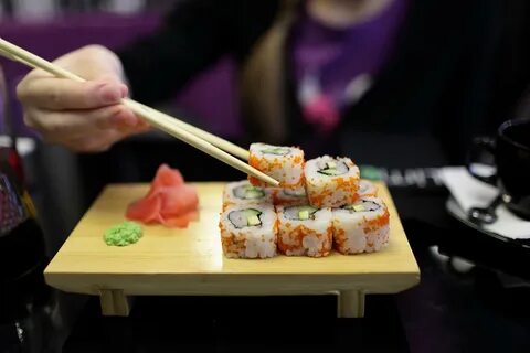 Можно роллы кушать