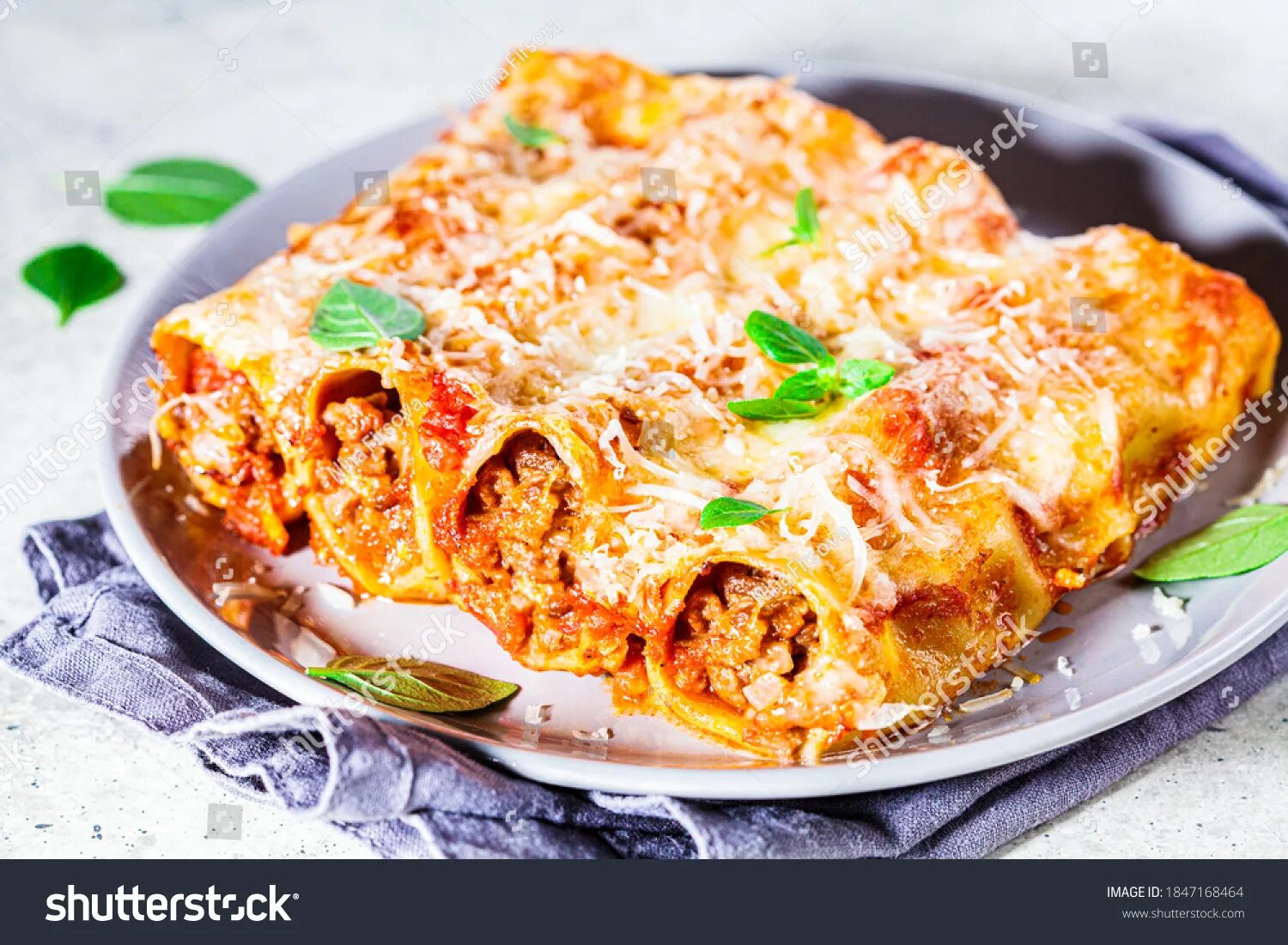 Каннеллони с сыром. Каннеллони. каннеллони милти. каннеллони болоньезе. каннеллони в сливочном соусе.