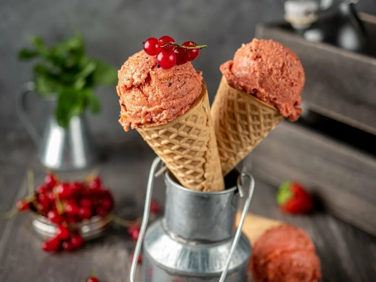 Рецепт вафельного мороженого. Домашние вафли со сгущенкой. Закуски в вафельных рожках. Мороженое в вафельном рожке. Вафельный брикет мороженое.