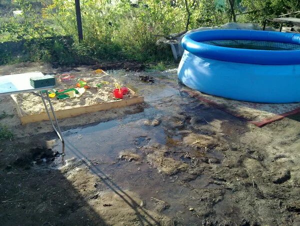 Вода в каркасном бассейне. Очистка дна каркасного бассейна. Куда сливать воду из бассейна на даче. Куда сливать воду из бассейна на даче. Сливаем каркасный бассейн.