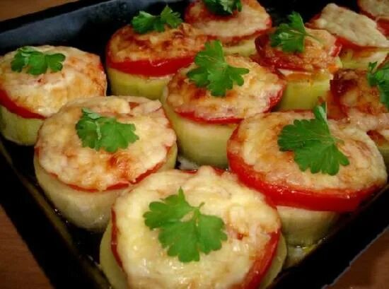 Кабачки в духовке с фаршем помидорами и сыром. Кабачки с фаршем в духовке кружочками с помидорами. Кабачки в духовке с фаршем помидорами и сыром. Фаршированные кабачки с помидорами. Кабачки фаршированные в духовке с помидорами и сыром.