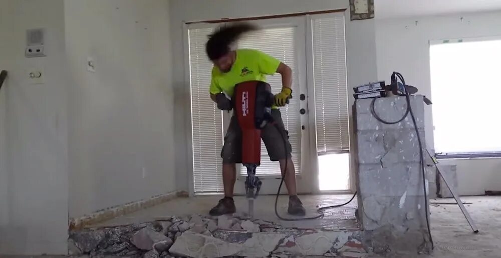 Стены трясутся. Мышцы трясутся. Гомер симпсон храп. Мемы про иллюзии. Девушка падает с лестницы.