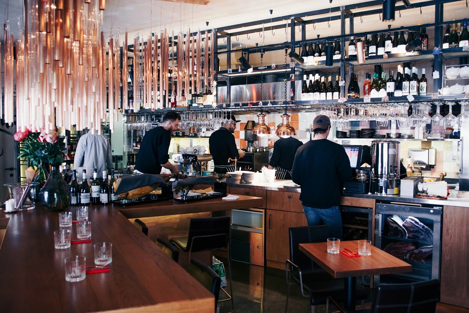 Tapas bar спб лахтинская. Ателье тапас бар санкт-петербург. Санкт-петербург улица ленина 20. Ателье бар санкт-петербург. Ресторан балаган спб на петроградке.