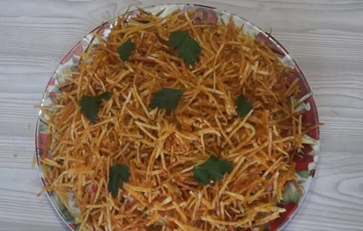 Салат с жареной картошкой сверху. Салат с жареной картофельной соломкой. салат с жареным картофелем соломкой. салат с жареной картошкой. салат с картофельной соломкой фри.