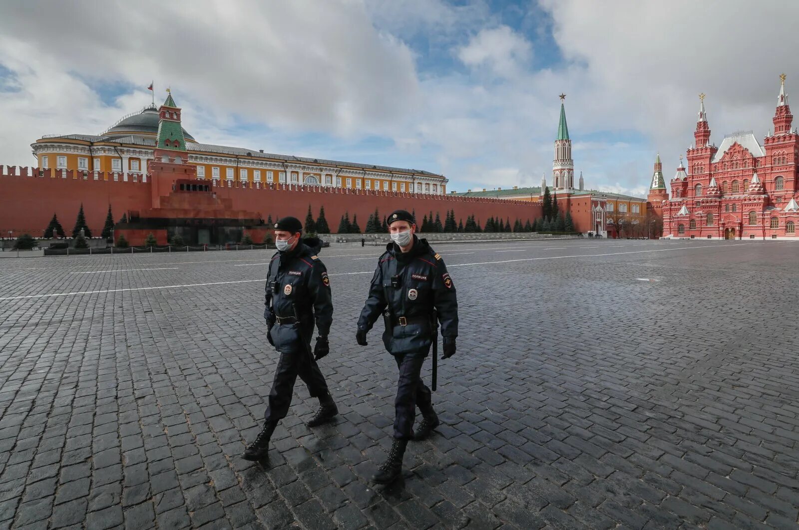 Сколько лет сегодня москве. Москва Кремль красная площадь. Кремль фон. Люди на красной площади.