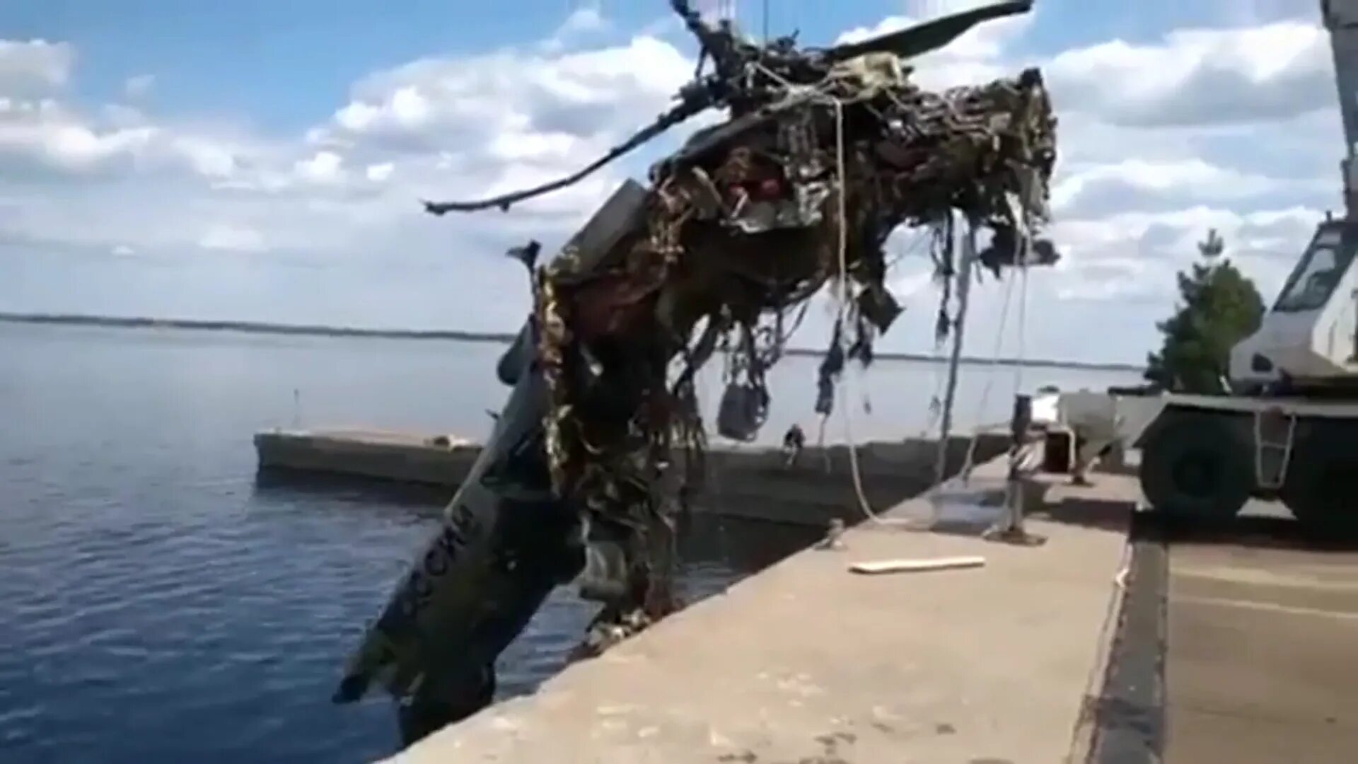 Водолазы фонтейна вылавливают реликвии и надеются быстрее