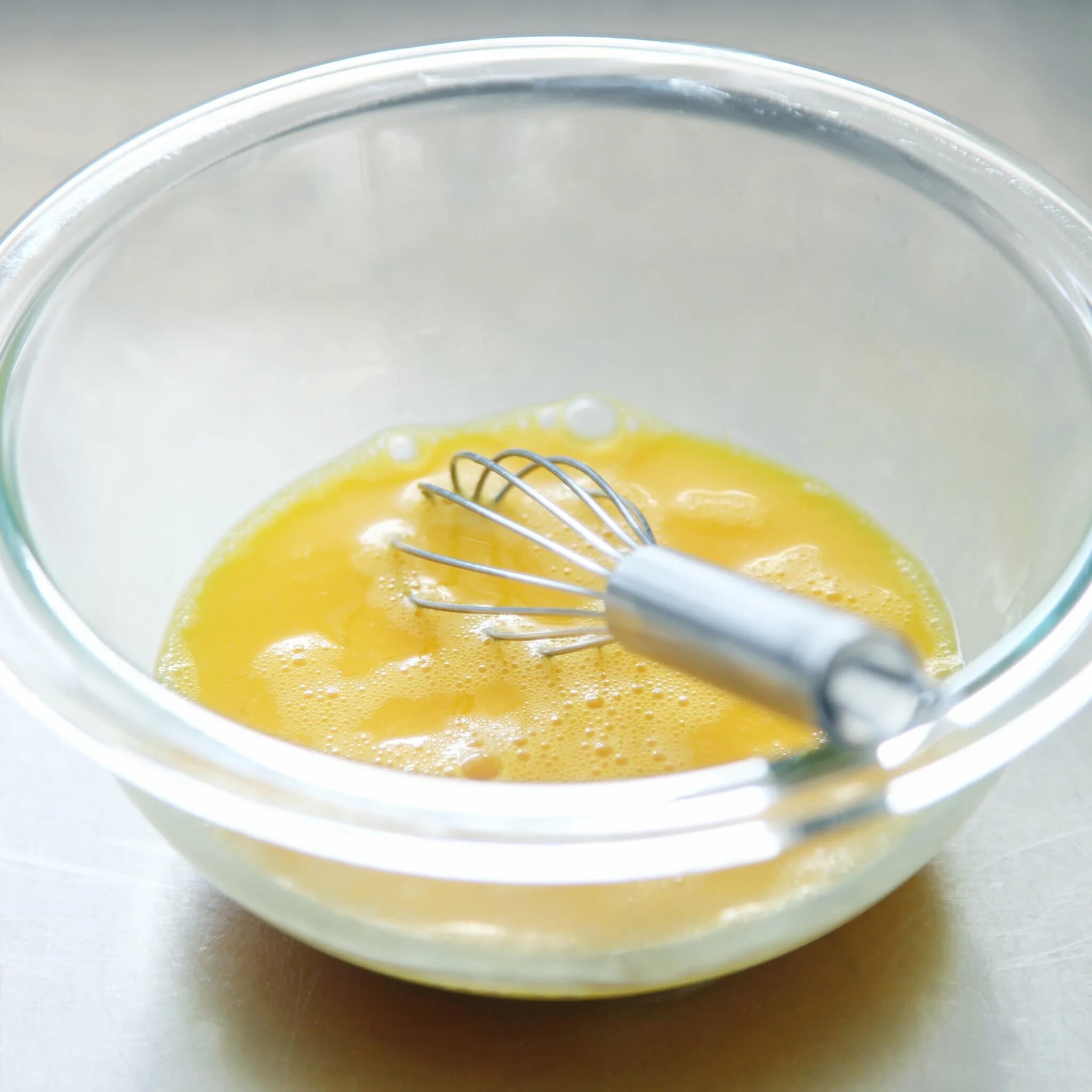 Маска белок мед. Сделать пасту из яичного белка. Маска из белка яйца для чего. Отбеливающая маска с желтком в чашке фото.