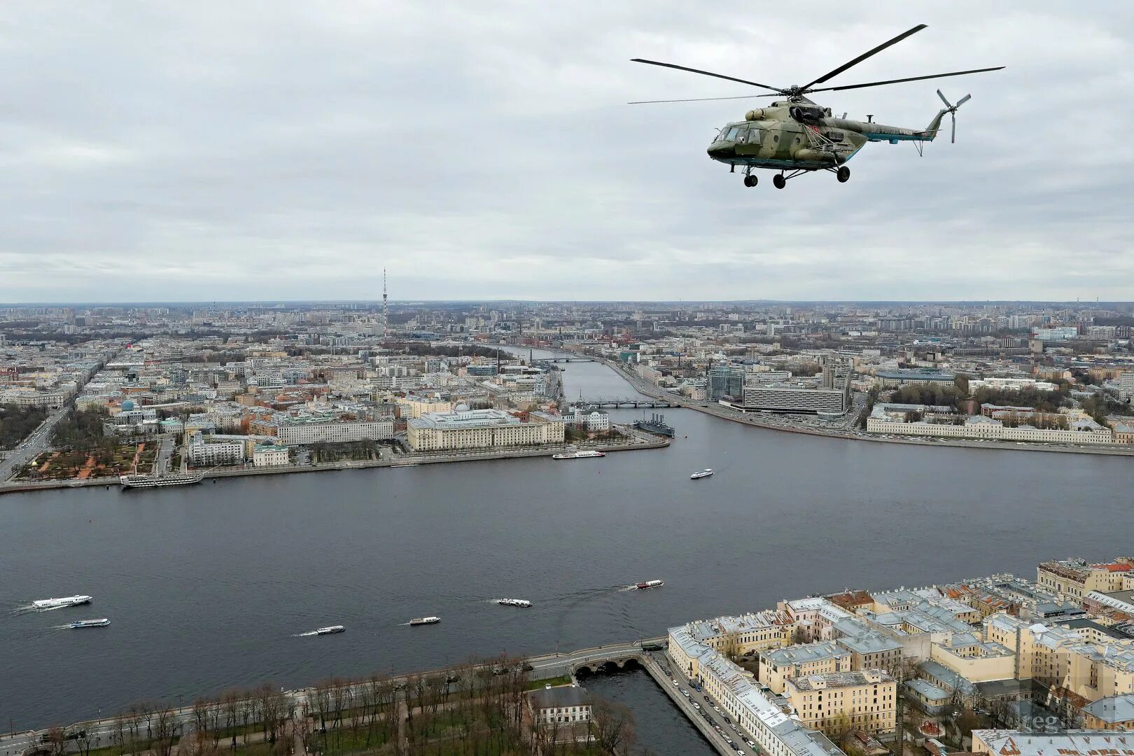 Вертолеты над санкт петербургом. Ми26 вертолет СПБ парад. Питер сверху с вертолета. Репетиция парада в Питере. СПБ вертолет под мостом.