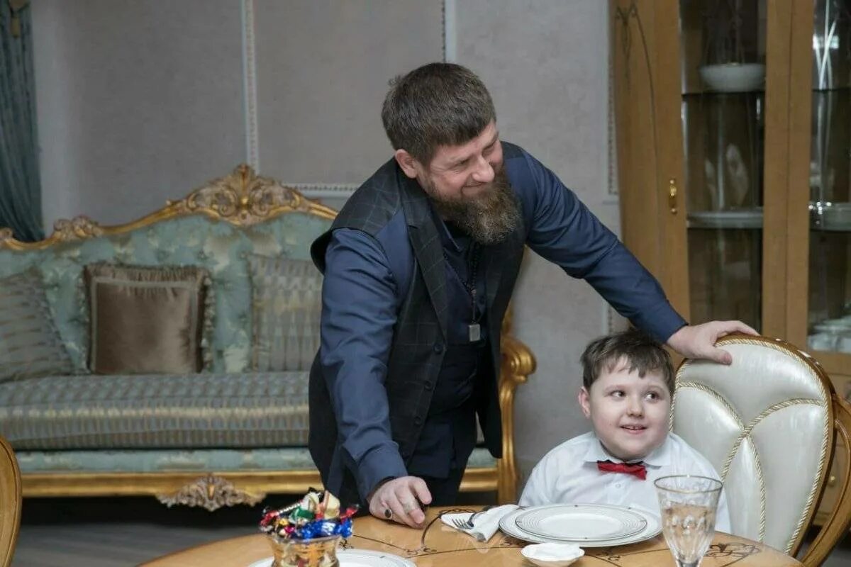 Дворец рамзана кадырова в грозном. Резиденция рамзана кадырова. Дом рамзана кадырова ахматовича. Резиденция кадырова в грозном. Магомед эми кадыров.