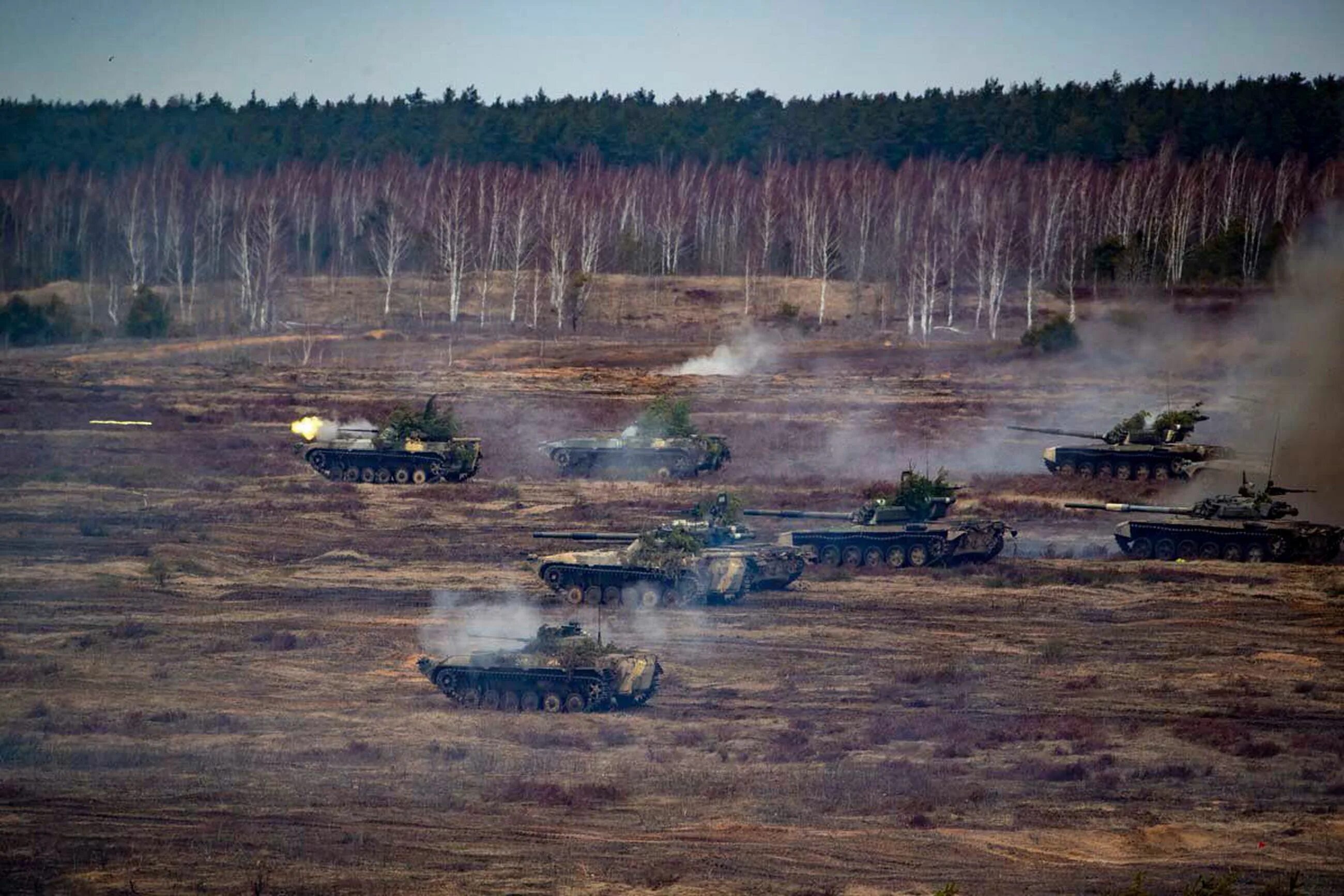 Видео наступления рф. Танковые учения. Войска на границе. Военная техника на границе с Украиной. Военная техника на границе.