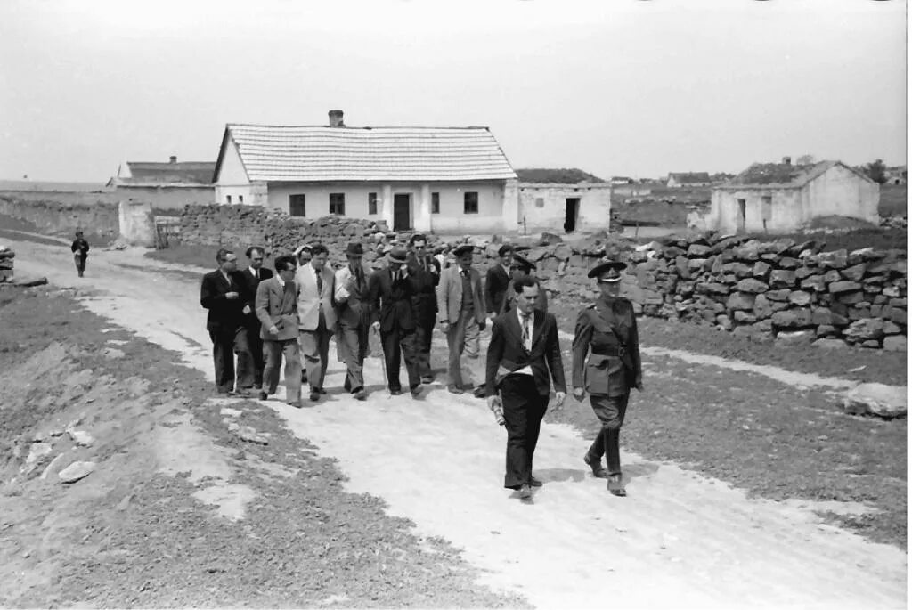 Немцы оккупировали смоленск. Полтава 1943. Жители угнанные в германию в 1942. Венгерский боец на дону 1942 год. Немецкая оккупация кавказа.