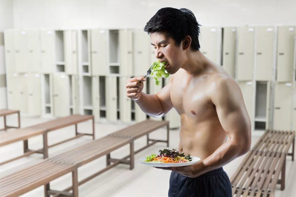 Еда перед тренировкой. Еда передьренировкой. Прием пищи перед тренировкой. Спортсмен обедает.