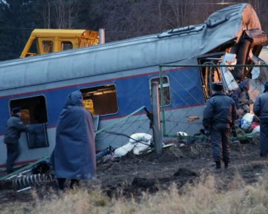 Крушение поезда невский экспресс 2007. 28 ноября 2009. 28 ноября 2009. Крушение поезда невский экспресс 2009. Подрыв поезда невский экспресс 2009.