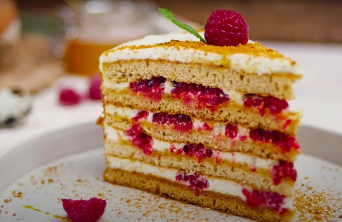 Украшение медового торта. Медовик с малиновым конфи. Малиновый медовик. Медовый торт с малиной. Торт медовик чизберри.