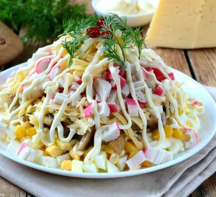 Салат аппетитный. Вкусные салаты. Слоеный салат с крабовыми палочками. Хороший вкусный салат. Салат грибная поляна с шампиньонами и ветчиной.