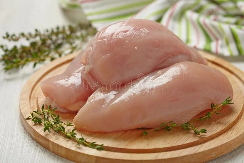 Вареная куриная грудка белки. Аминокислоты куриная грудка. Курица сырая грудка.