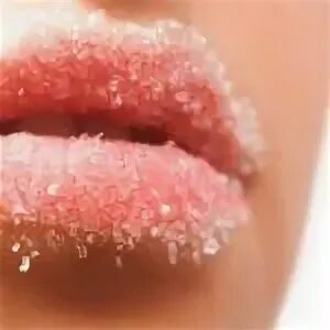 Обветренные губы в домашних условиях. Обветренные губы красивые. Скраб для губ. Сухие обветренные губы.