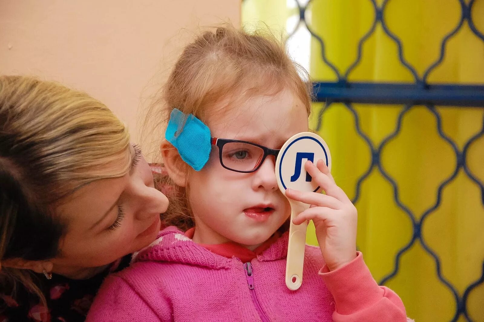Нарушение зрения в 3. Дети с нарушением зрения. Дети с нарушением зрения Слепые слабовидящие. Слепые дети в детском саду. Нарушение слуха и зрения.