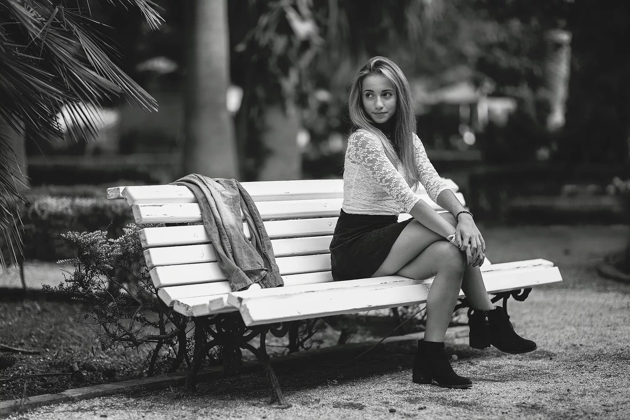 Молодой девушка сидят лице. Девушка на скамейке. Девушка на скамейке фотосессия. Девушка сидит. Девочка на лавочке.