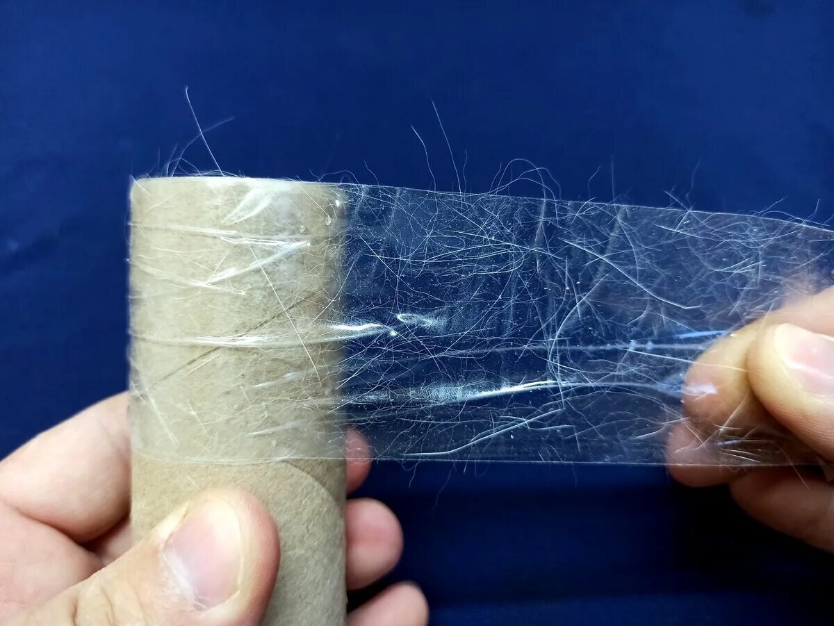 Шерсть на одежде. Собирать волосы с одежды. Как убрать скотч с одежды. Лайфхак со скотчем. Как убрать скотч с одежды.