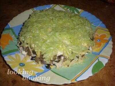Салат березовая роща с черносливом и грибами