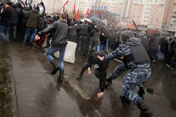 Наказание за нападение. Русская община с полицией фото. Последствия атаки Кремля фото.