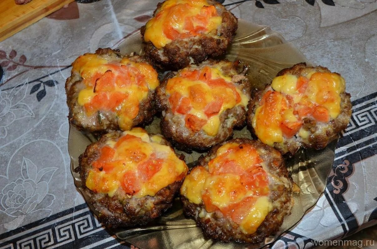 Фарш в духовке с сыром и помидорами. Мясные гнезда. гнёзда из фарша в духовке. гнездышки из фарша в духовке. гнёзда из фарша в духовке с сыром.