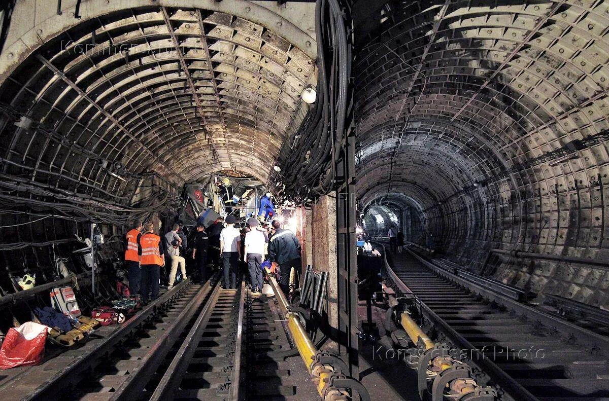 Что сегодня произошло в московском метро. Катастрофа в Московском метрополитене 15 июля 2014. Авария в метро Славянский бульвар парк Победы. Славянский бульвар парк Победы катастрофа. Авария на перегоне парк Победы Славянский бульвар.