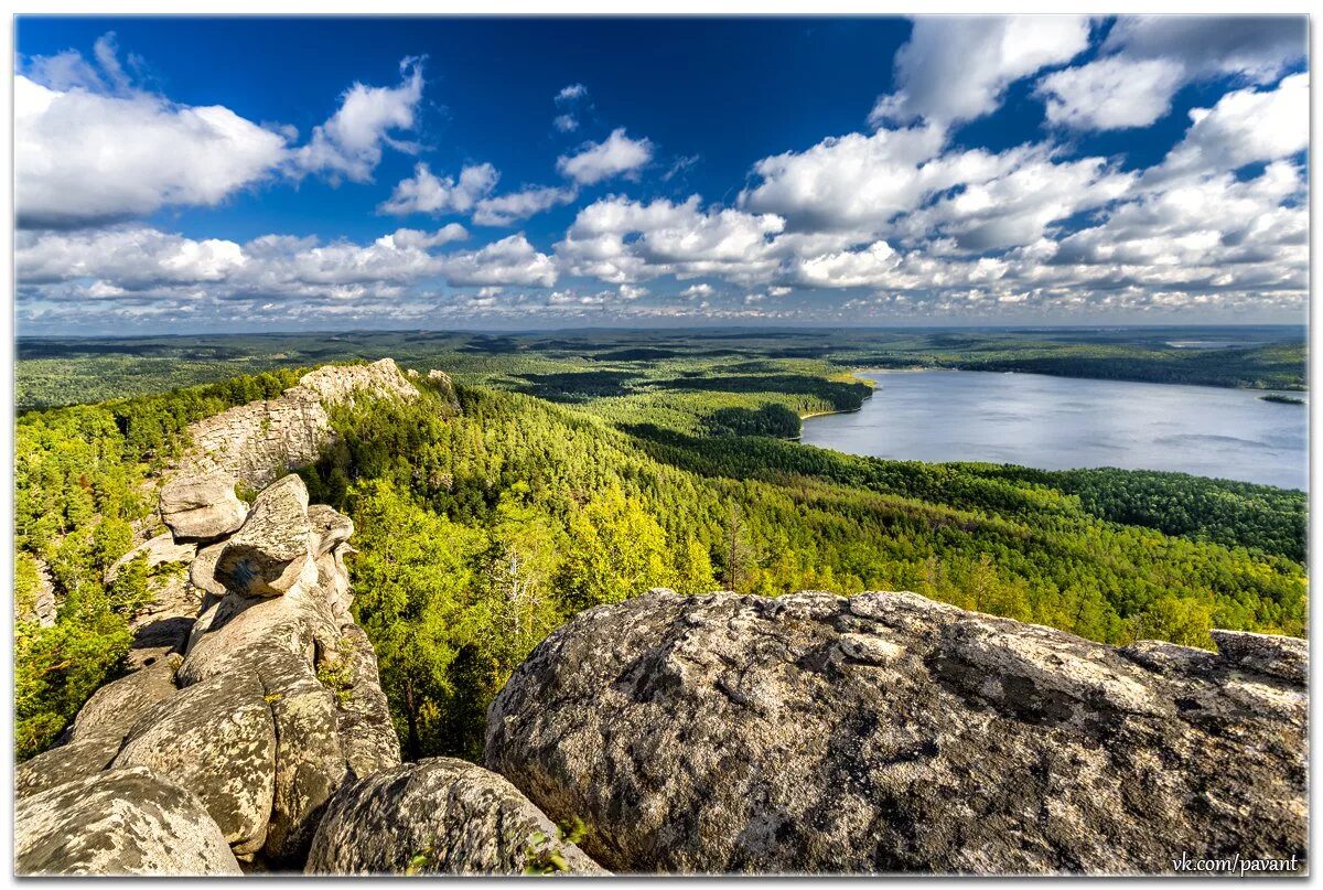 Гора Шихан Аракуль. Аракульский Шихан озеро. Уральские Шиханы Аракуль. Скальный массив Шихан и озеро Аракуль.