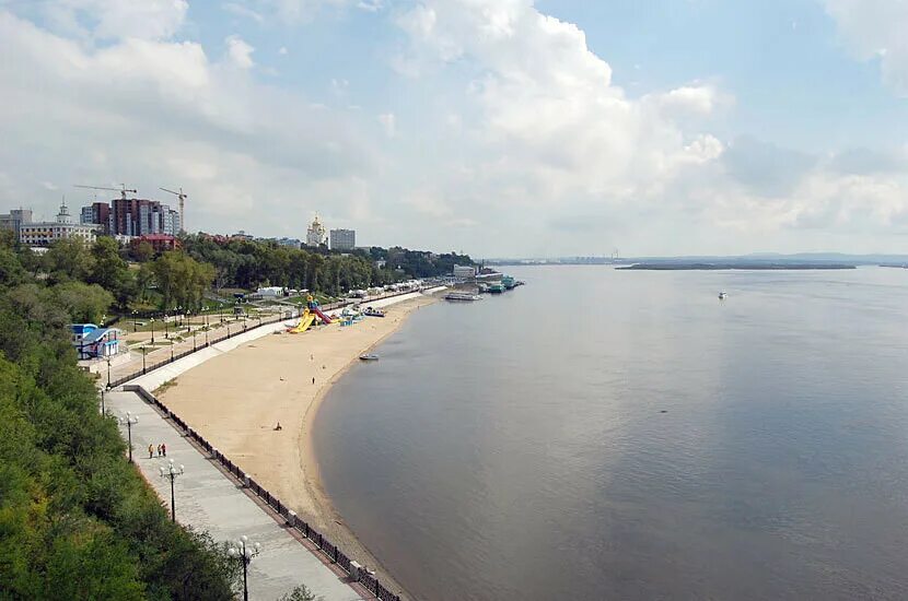 Левый берег амура. Берег Амура Хабаровск. Хабаровск смотровая площадка набережная. Левый берег Амура Хабаровск. Пляж на набережной Хабаровск.