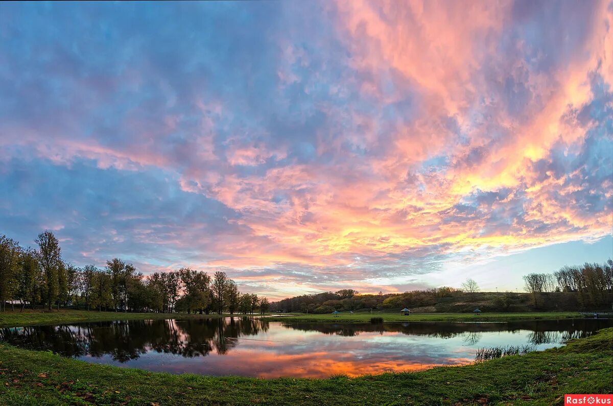 птицы над рекой. звездное небо в белоруссии. кучевые облака пейзаж. мирное небо. аист над беларусью.