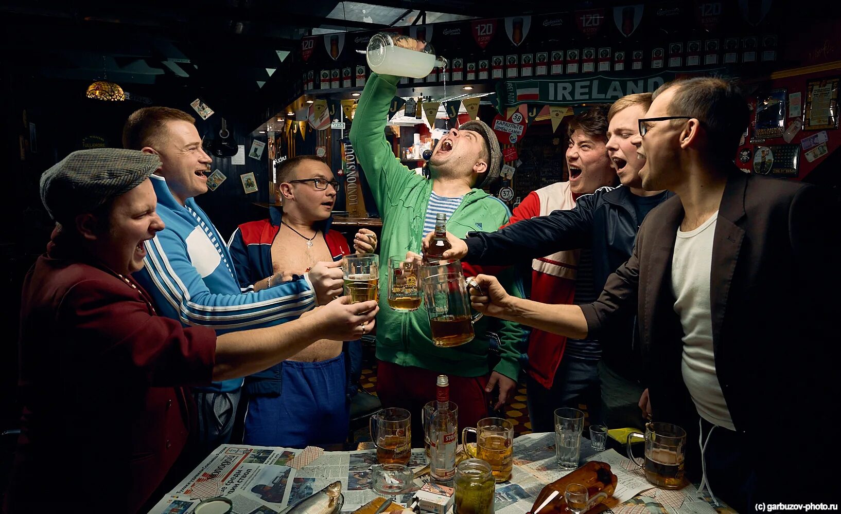 Жахнем по стаканчику. Жахнем по стаканчику. В харатсе пьем. Жахнем по стаканчику. Сергей арцибашев дмб.