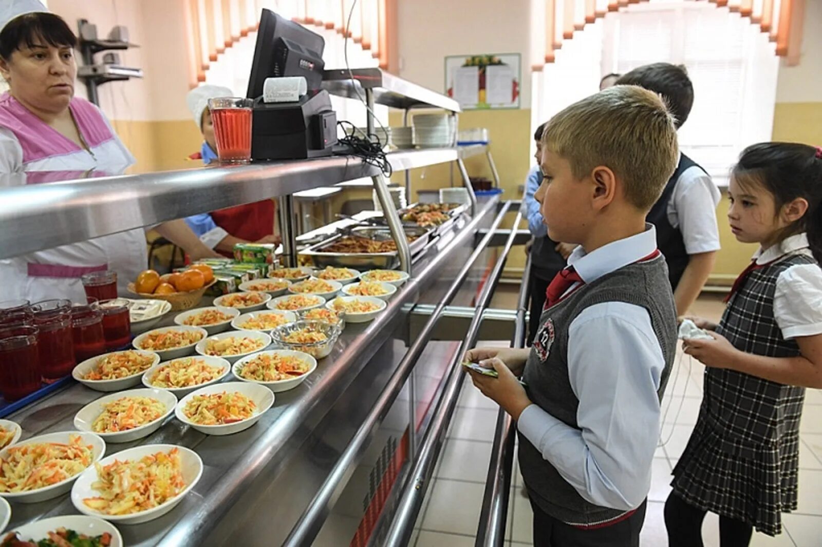 Еда в школьной столовой. Еда в школьной столовой