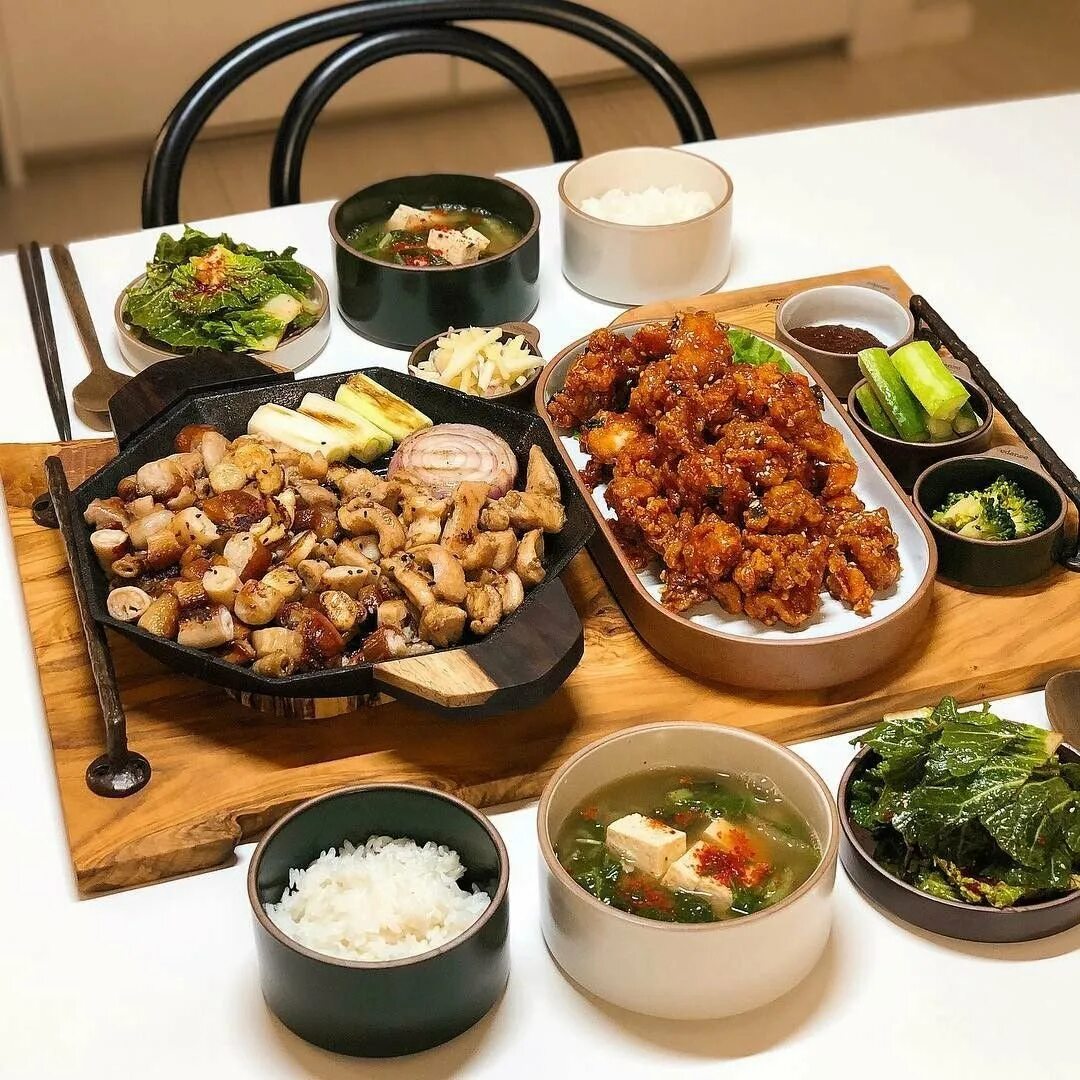 Корейский ужин. Корейская еда. Корейский завтрак. Корейский обед. Южнокорейская кухня.