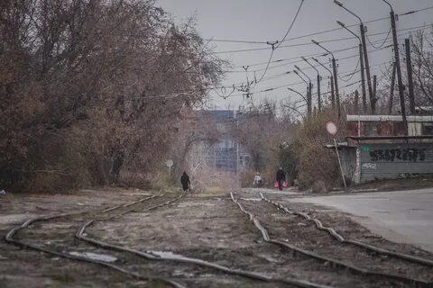 По узким улицам города угрюмо шагали