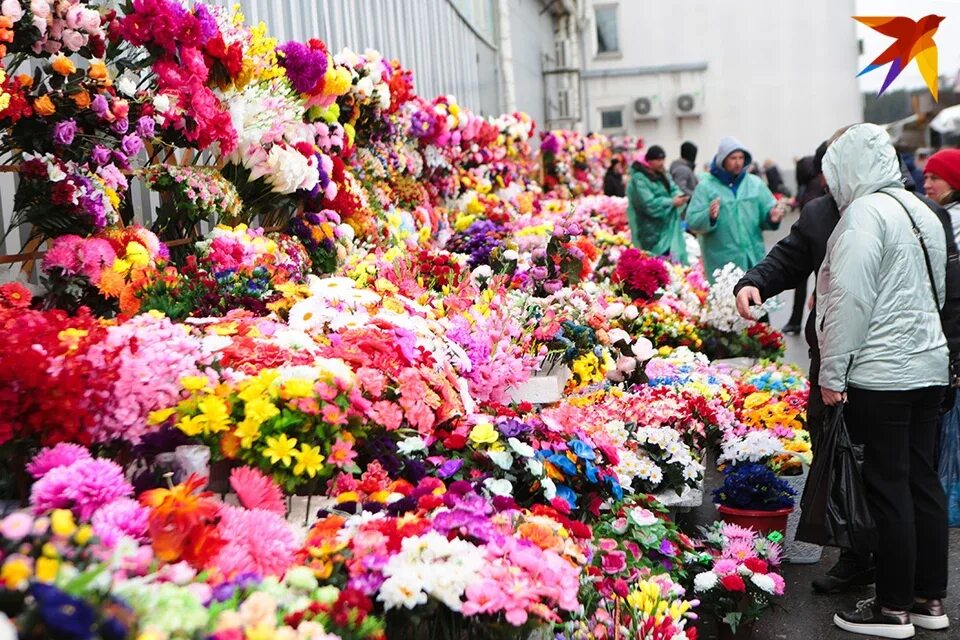 Рынок искусственных цветов. Рынки с искусственными цветами. Рынок искусственных цветов в Москве. Искусственные цветы на рынке.