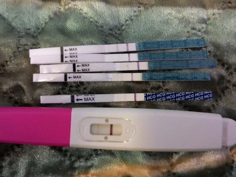 Слабоположительный струйный тест ФЕМИТЕСТ. Тест на беременность до задержки месячных. Беременные тесты до задержки. Тесты до задержки месячных.