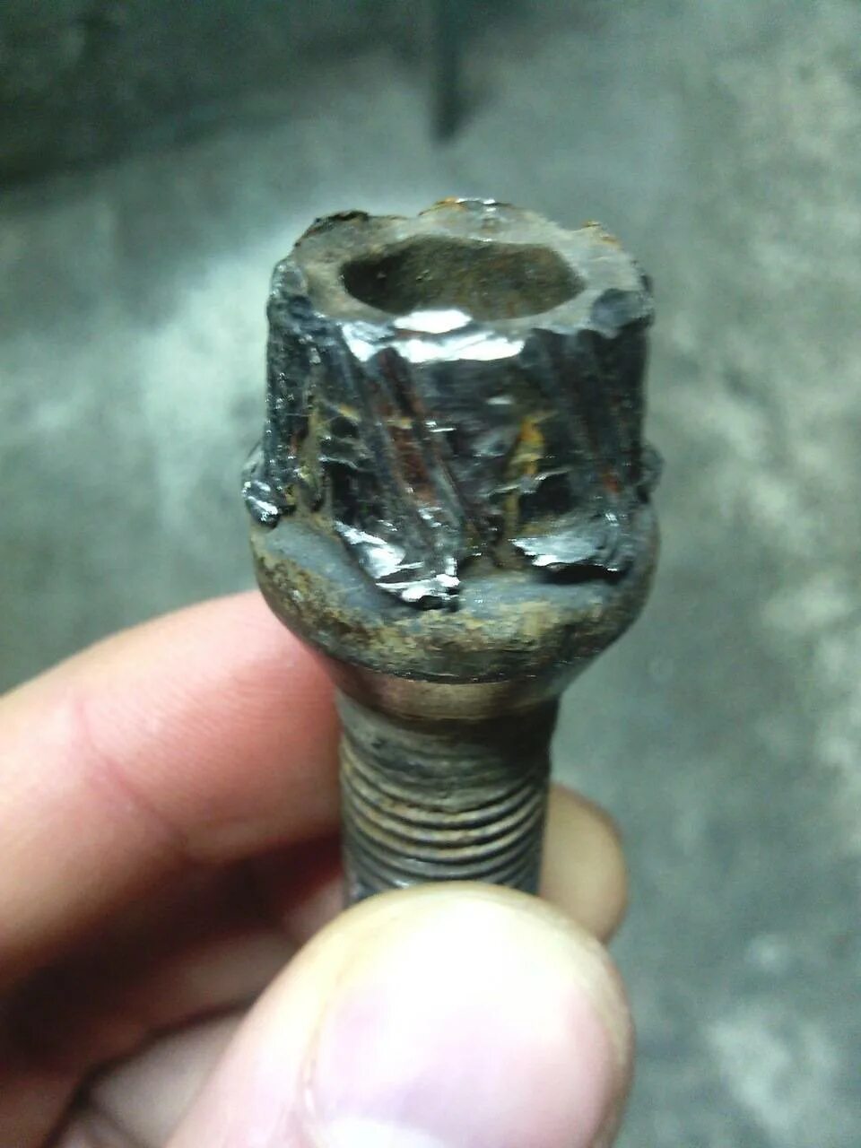 Для откручивания болтов с сорванными гранями. Ключ для откручивания слизанных болтов. Суппорт логан 1 болт торкс. Головка 10 мм для откручивания тормозных трубок слизанных. Болт гайка для выкручивания шпилек шпильку.