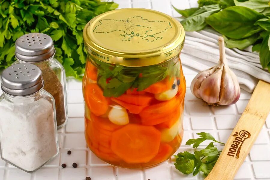 Рецепт морковь с чесноком на зиму. Маринованная морковь. маринованная морковь с чесноком. маринованная морковь в банке. маринованная морковь на зиму.