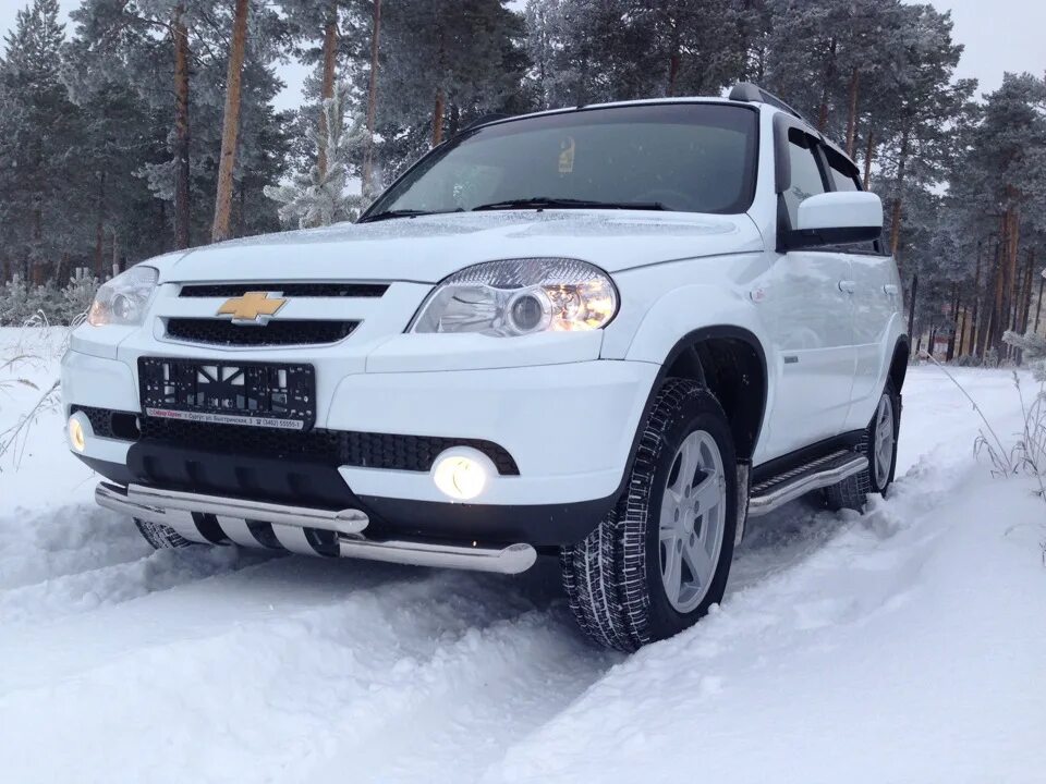 Нива Шевроле белая. Белая Шевроле Нива Winter Edition. Chevrolet Niva, 2008 на авто ру зима. Шевроле Нива белая с черным обвесом. Купить шевроле в кемеровской области