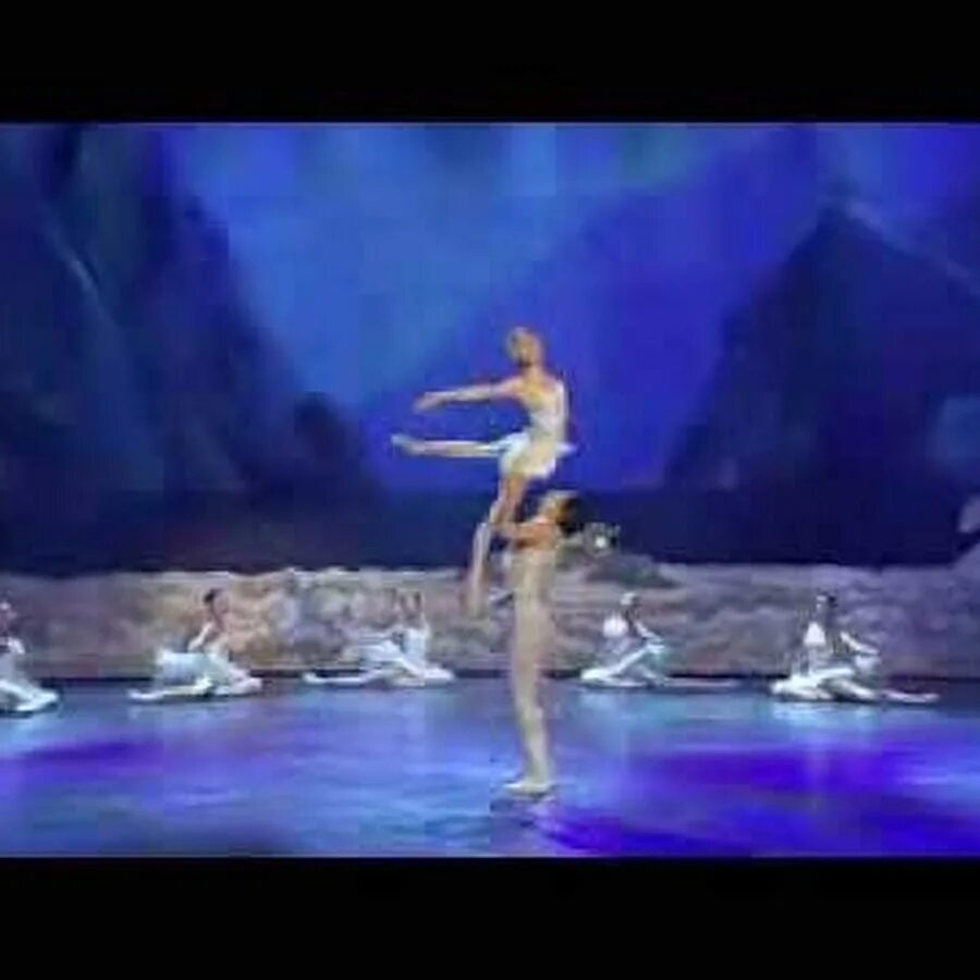 Русский балет в китае. Китайское шоу лебединое озеро. Китайское лебединое озеро. Китайское шоу лебединое озеро. Лебединое озеро китайский акробатический балет.