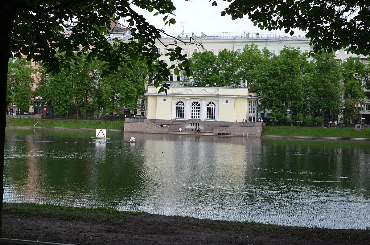 Патриаршие пруды москва как добраться на метро. Патриаршие пруды 19 век. патриаршие пруды москва метро. патриаршие пруды станция. патриаршие пруды в 17 веке.