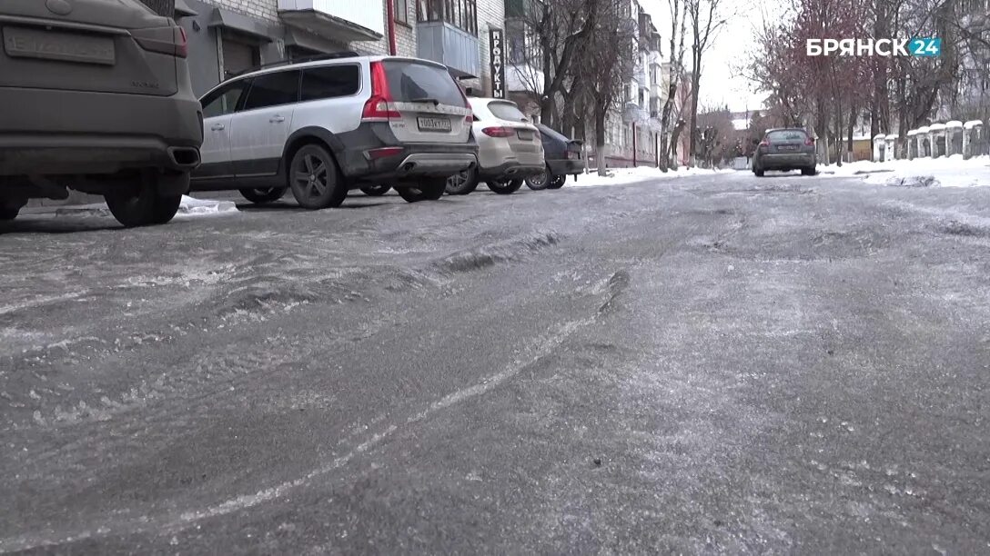 Гололед в брянске. Снег. Снегопад. Борьба с гололедом белазами. Брянск дворы 2022 зима гололед.