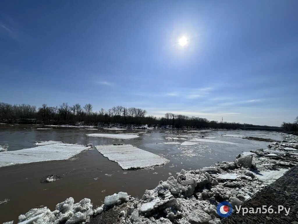 Ледоход оренбург. Ледоход в Оренбурге. Ледоход Урал. Фото ледоход весной. Урал весной.