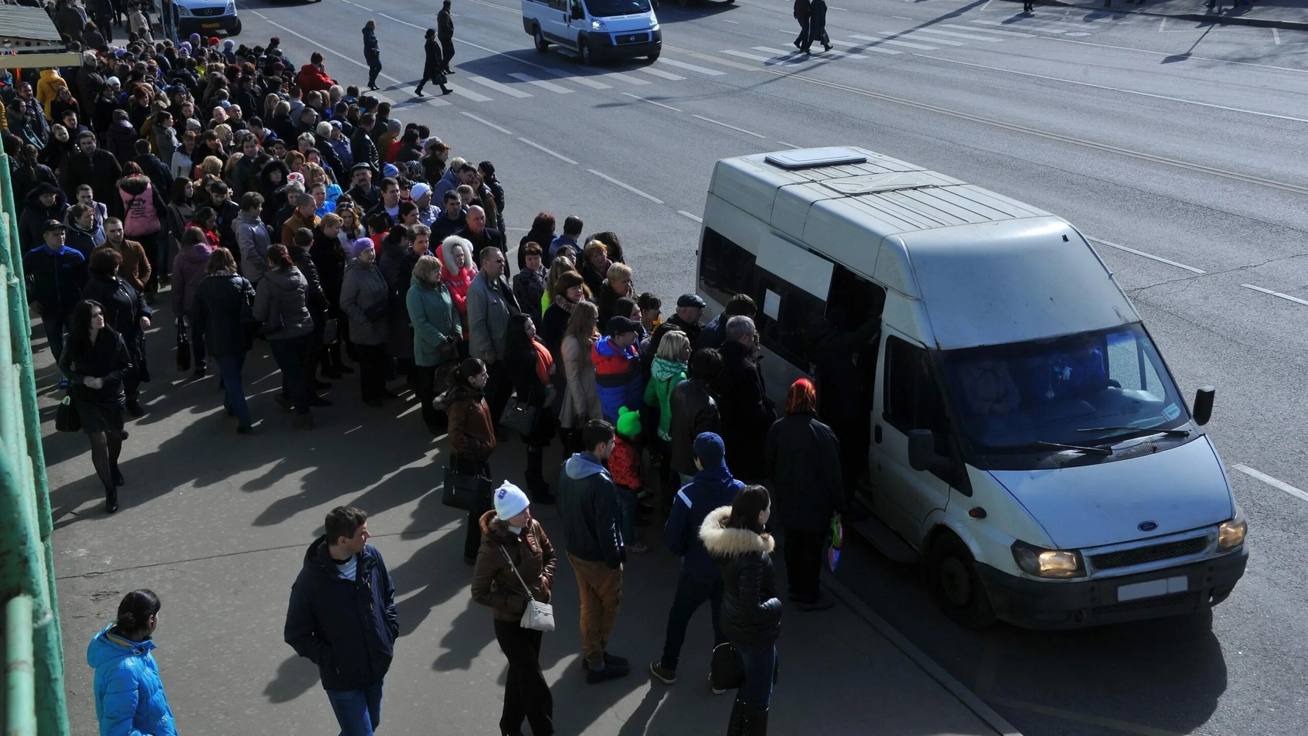 Много народу в автобусе. Очередь на остановке. Очередь на маршрутку. Очередь намавтобкм в Москве. Очередь на автобус.